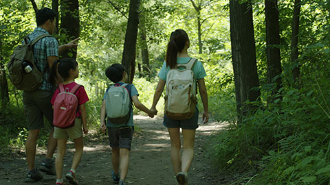 快乐的年轻家庭户外徒步旅行