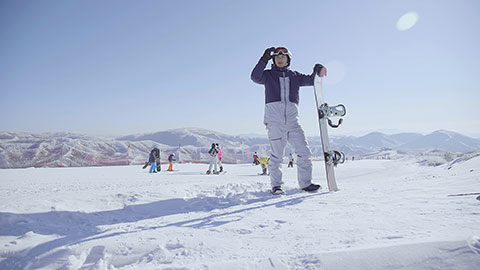 年轻男子户外滑雪