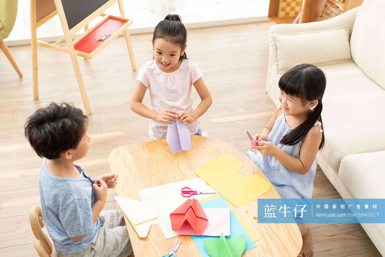三个小朋友在客厅做折纸手工
