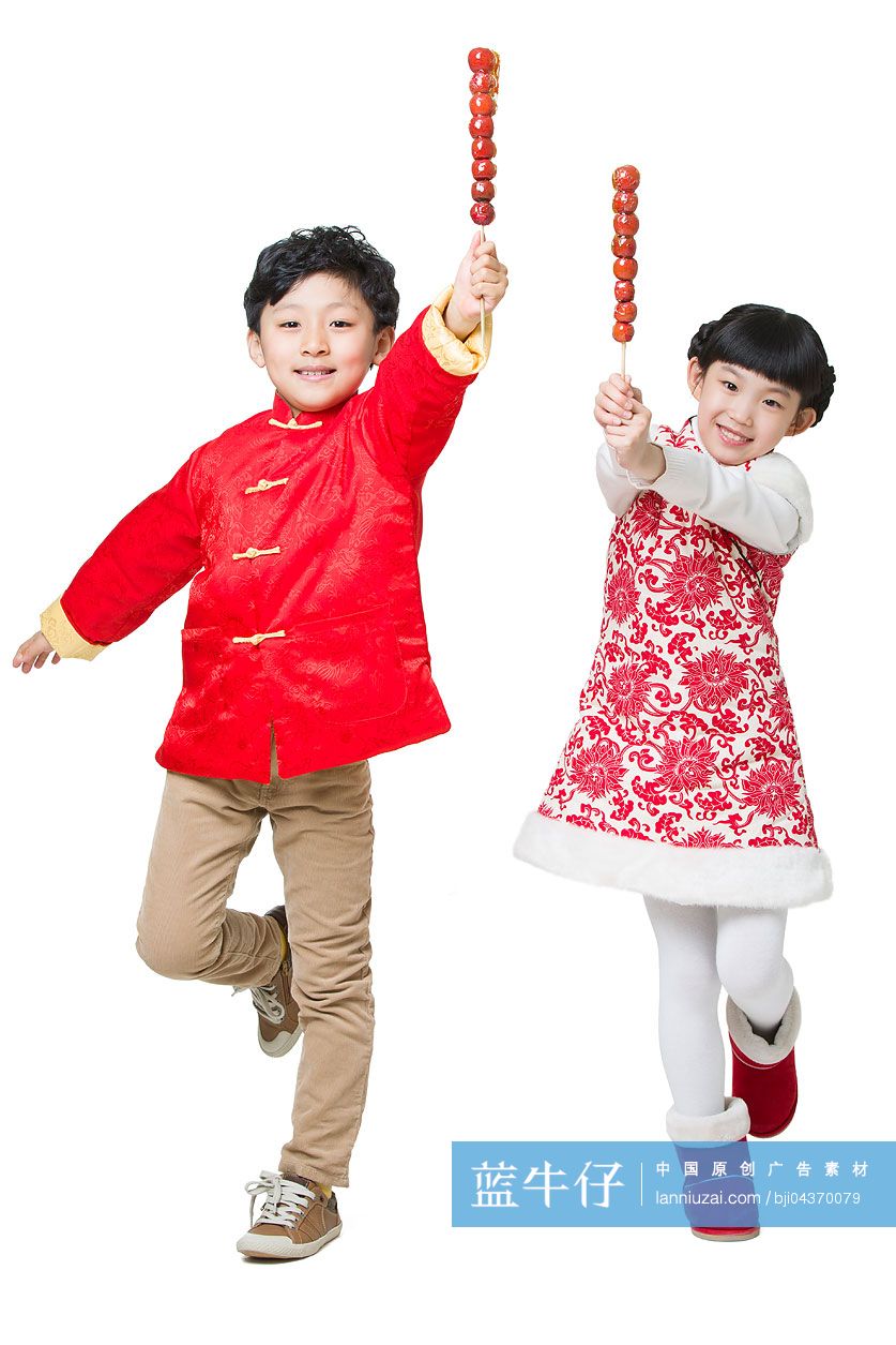 快乐的儿童拿着冰糖葫芦