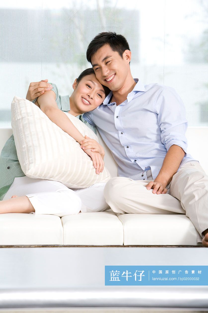 青年夫妇依偎在沙发上