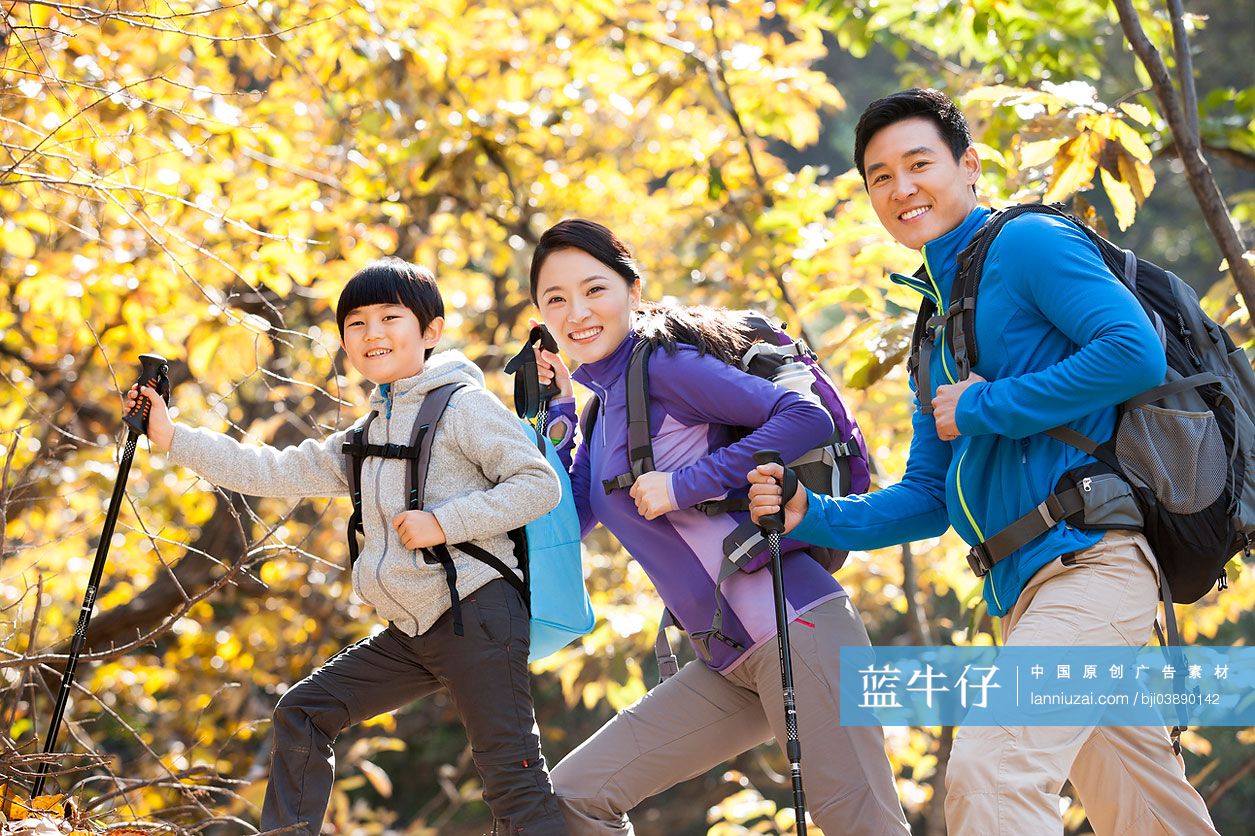 一家三口徒步旅行