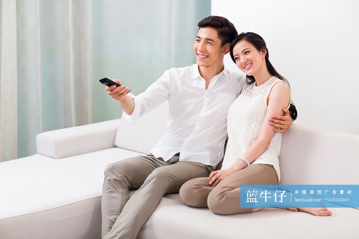 快乐夫妇看电视