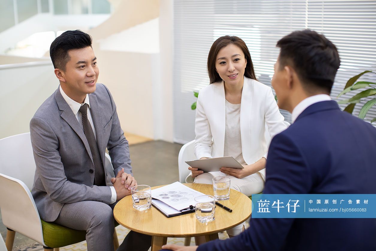 商务人士谈话