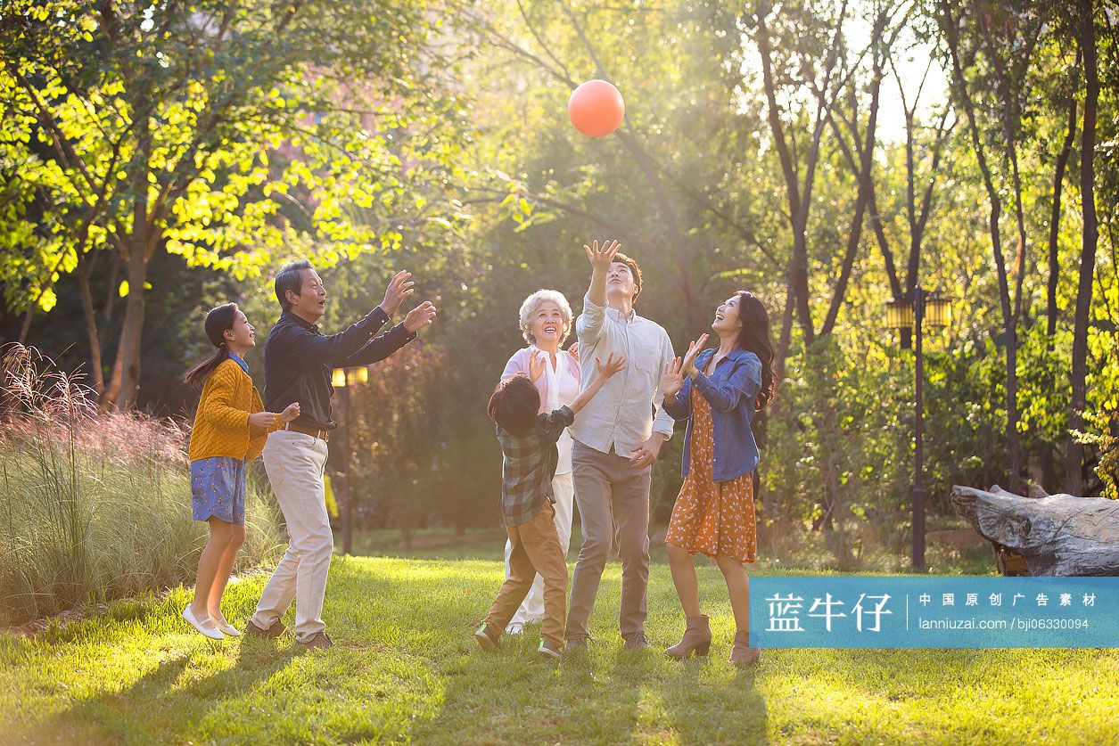 快乐的家庭在公园一起玩耍