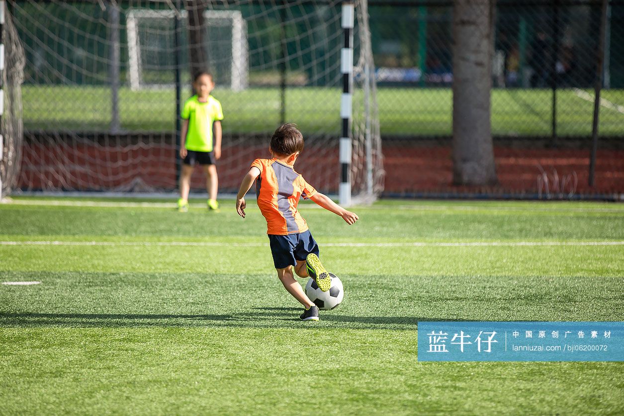 孩子们在足球场踢球