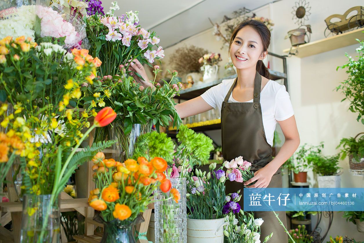 花店老板在店里工作