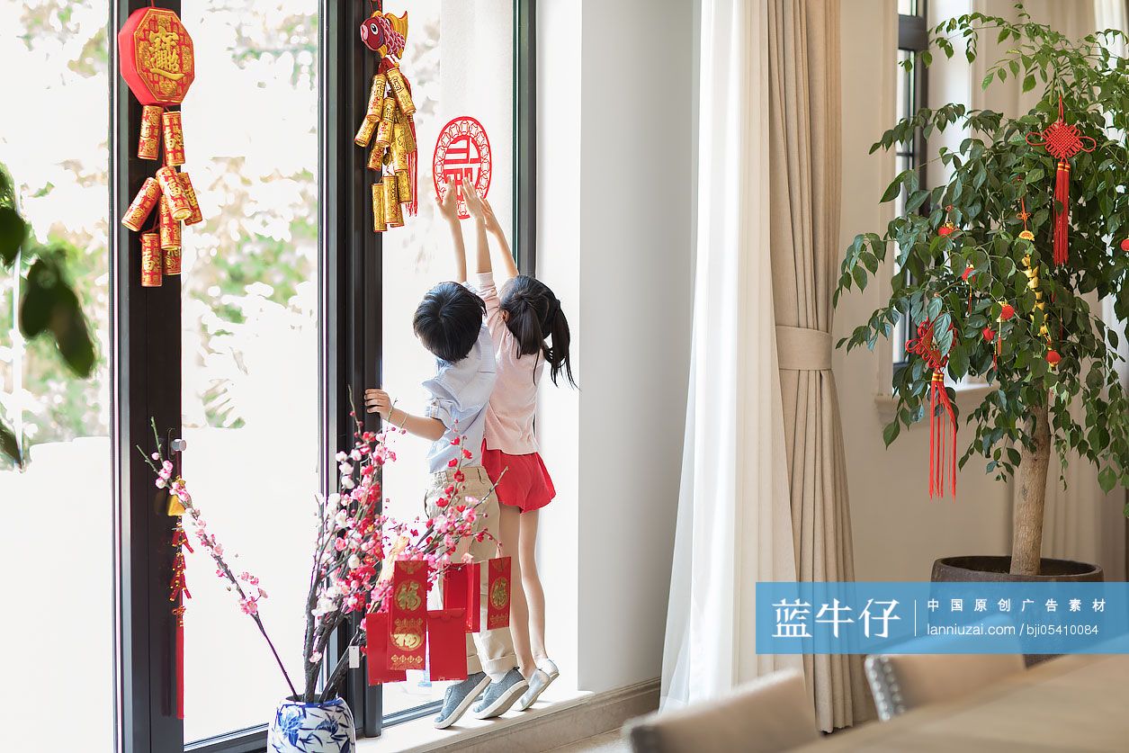 快乐的孩子们贴新年窗花
