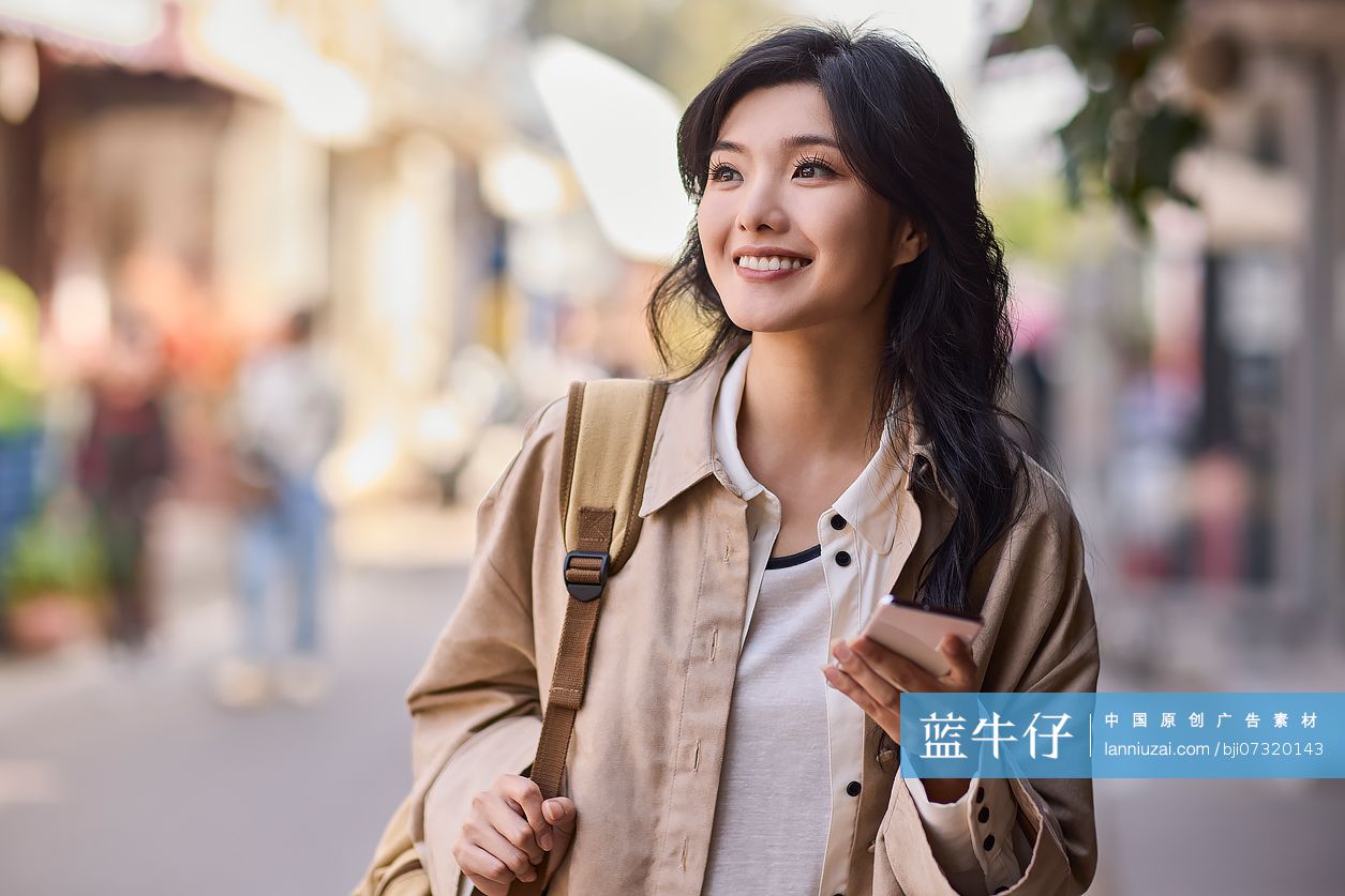 快乐的年轻女性在北京旅游