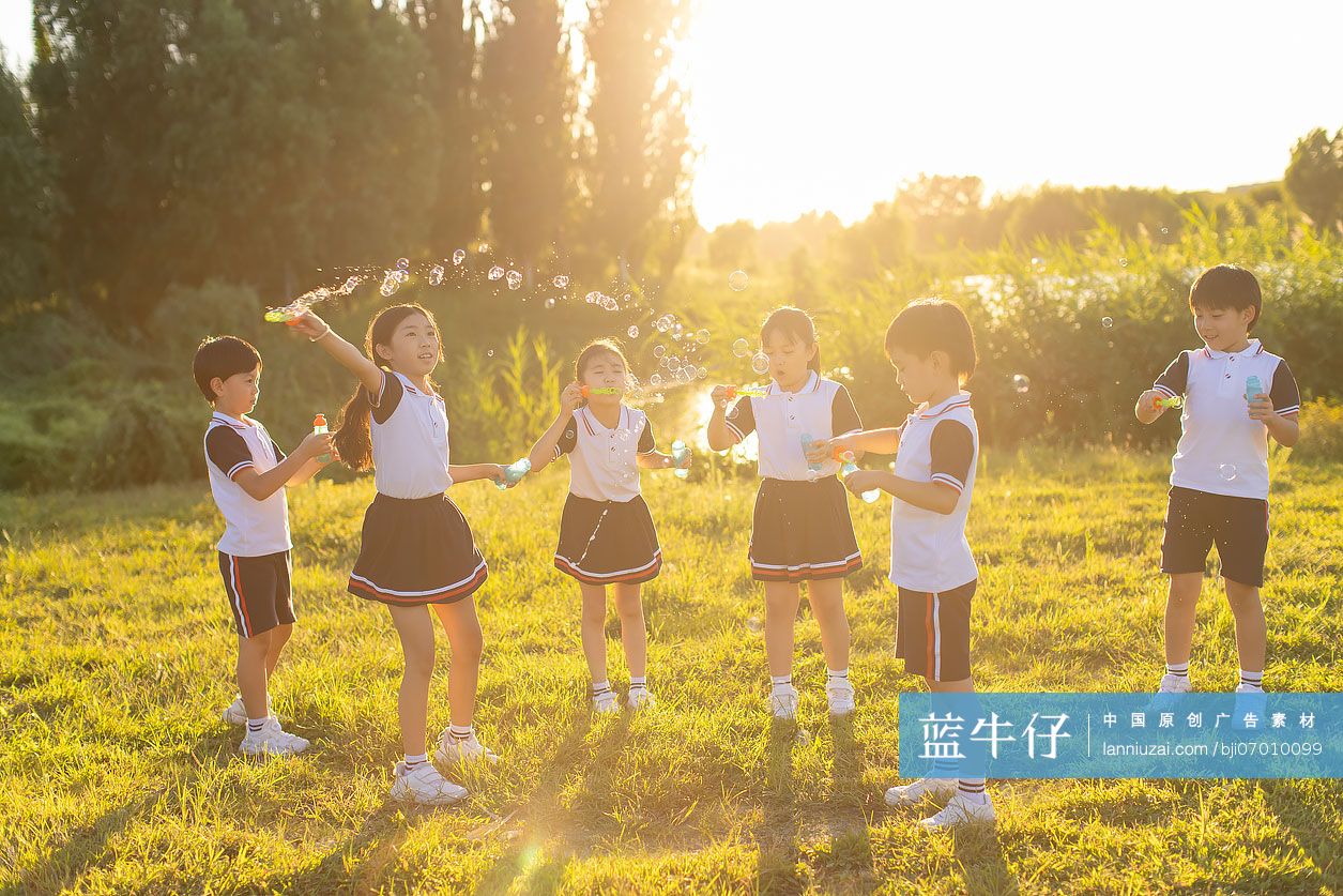 小男孩在草地上吹泡泡-蓝牛仔影像-中国原创广告影像素材