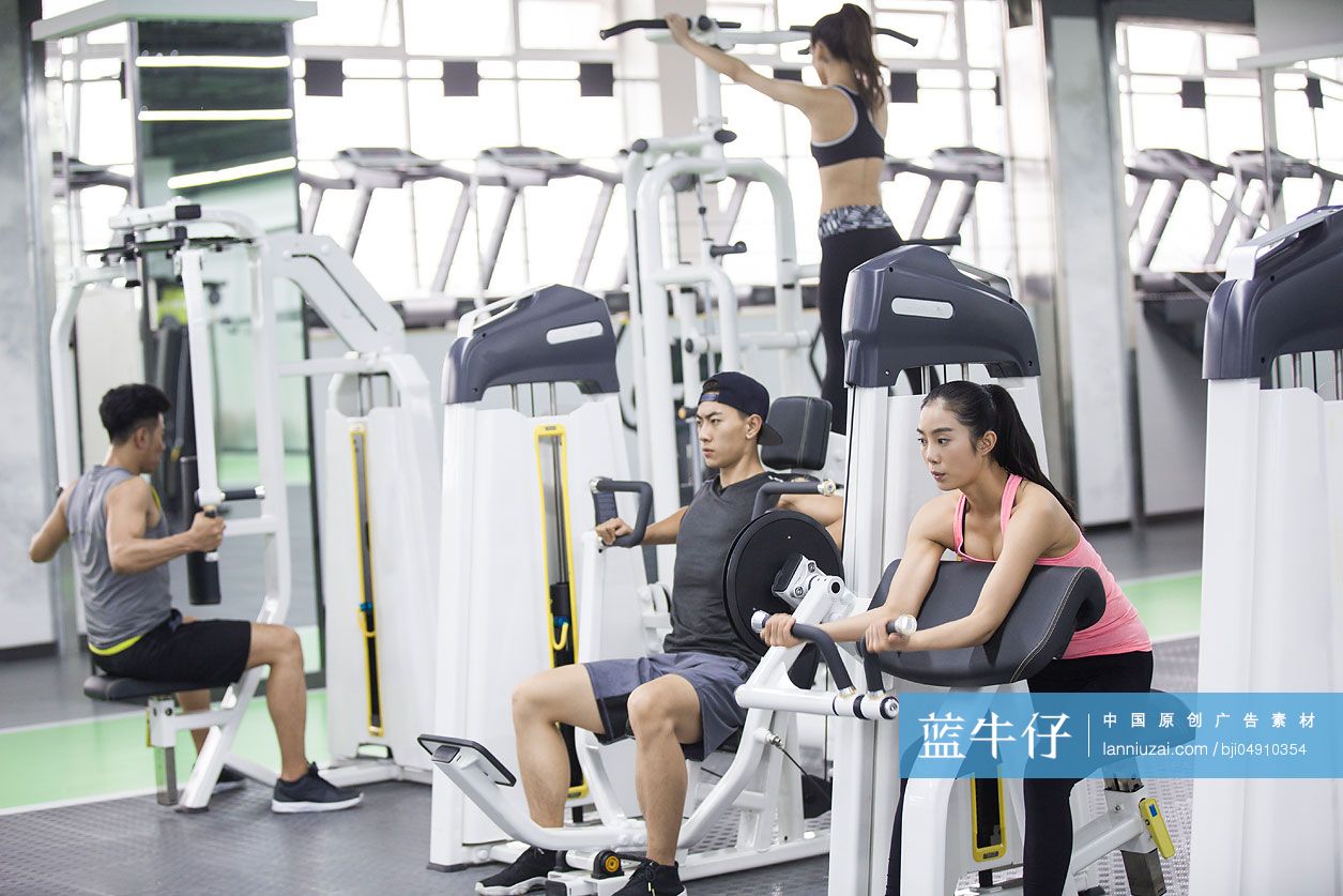 年轻人在健身房健身-蓝牛仔影像-中国原创广告影像素材