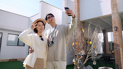 Happy young Chinese couple taking selfie with smartphone,4K