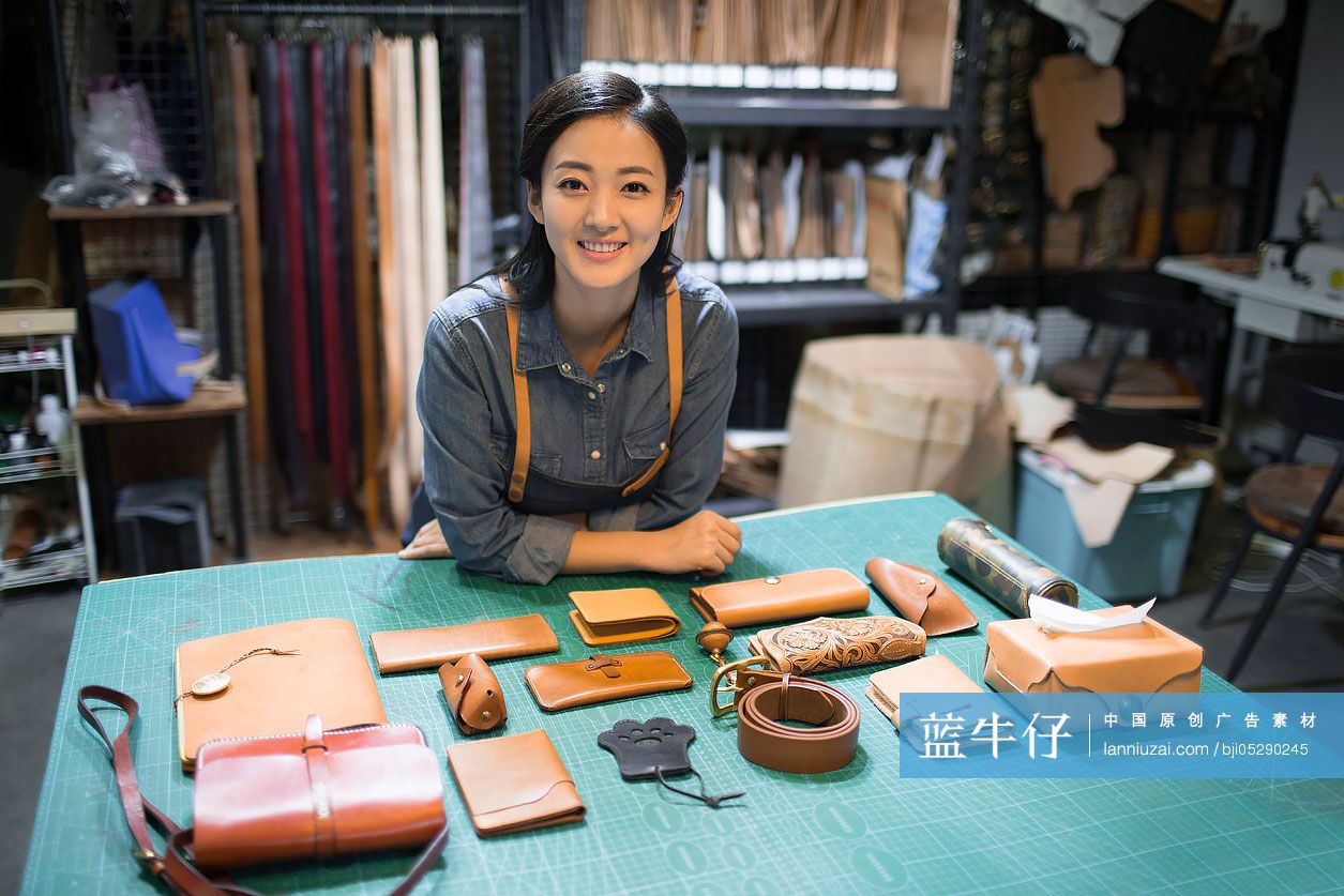 手工皮具匠人展示皮革工艺品