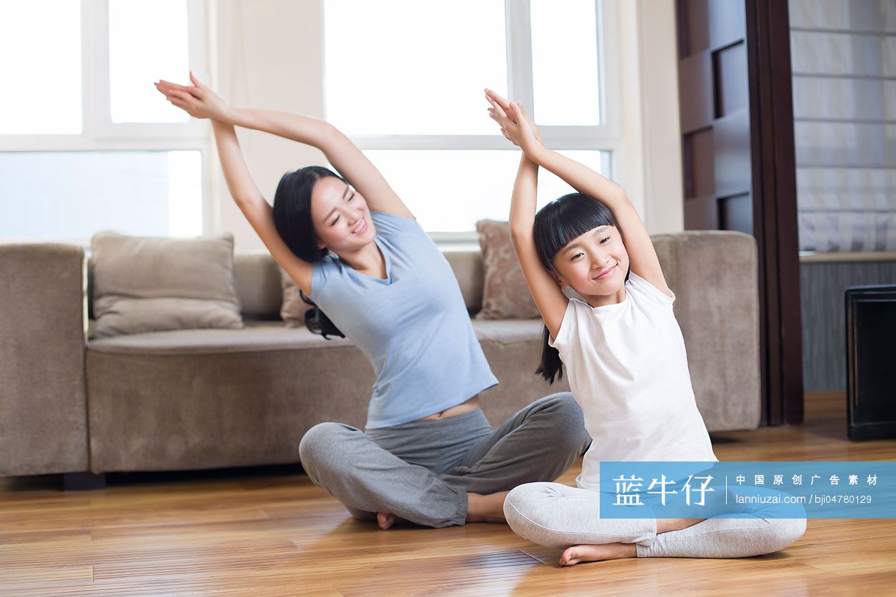 年轻母女在家练瑜伽