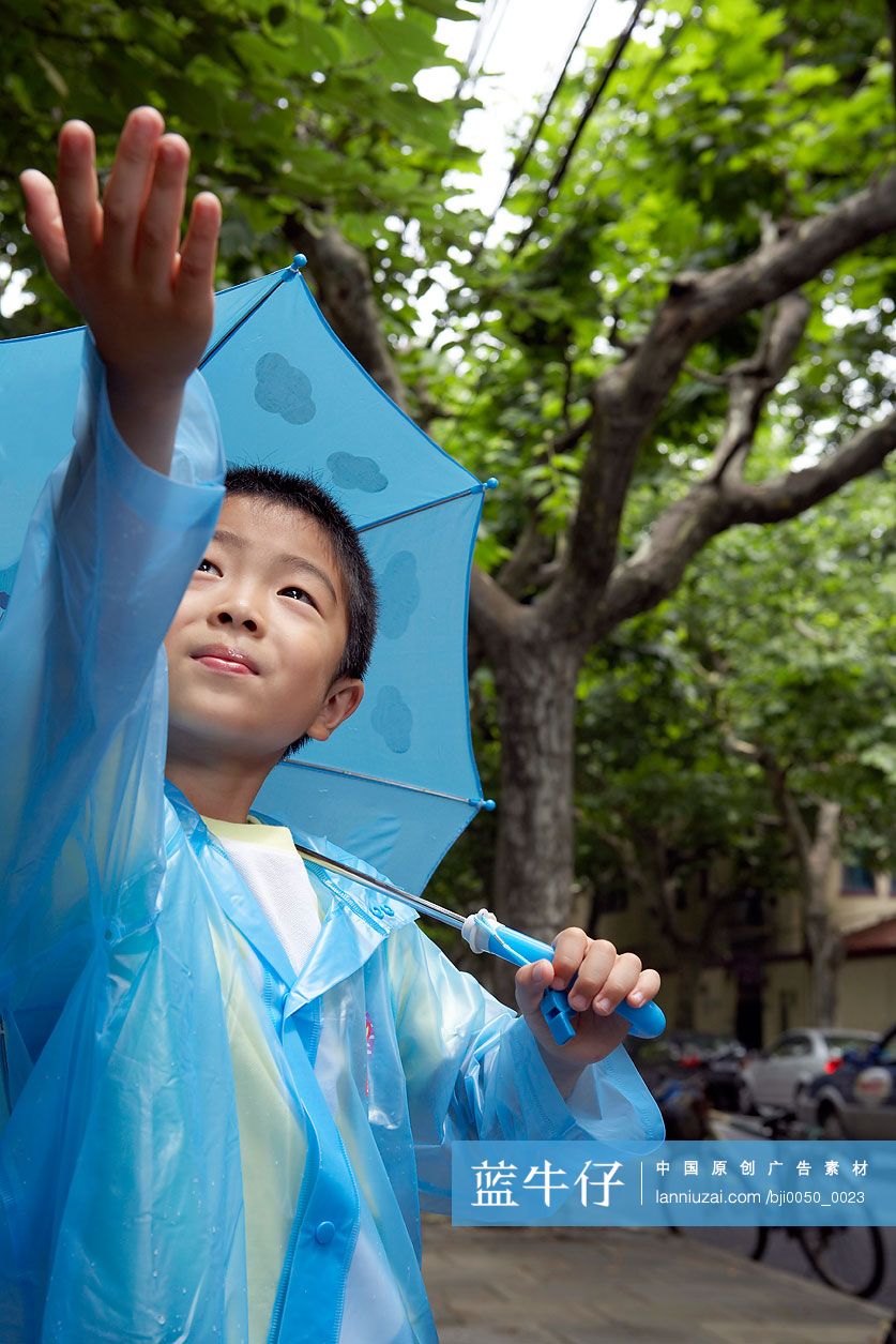 雨天玩耍的小男孩