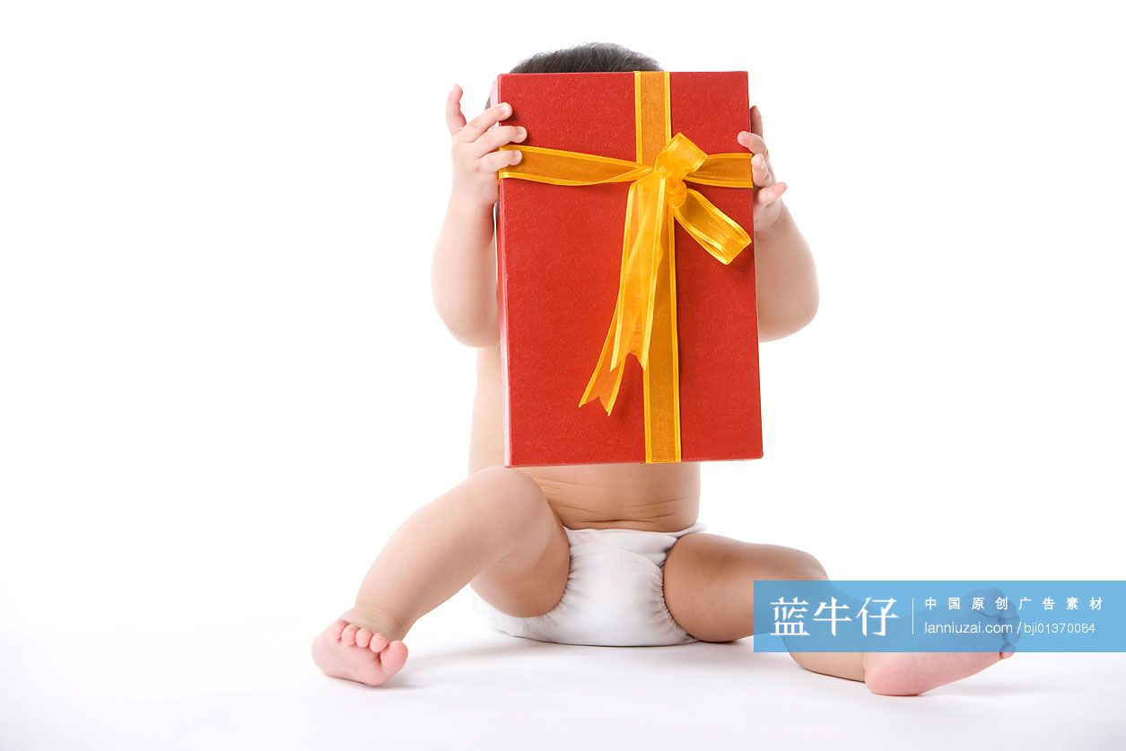 婴儿和礼物盒
