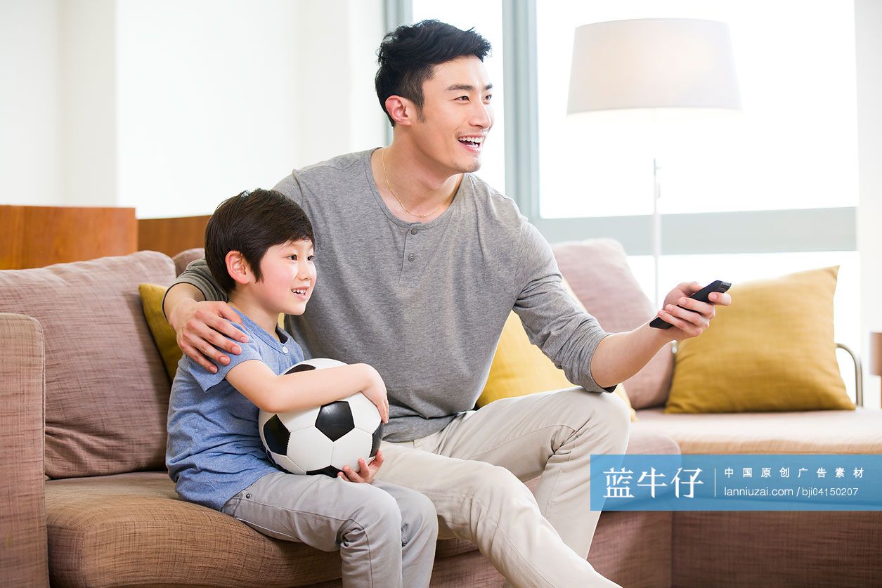 爸爸和儿子看足球赛
