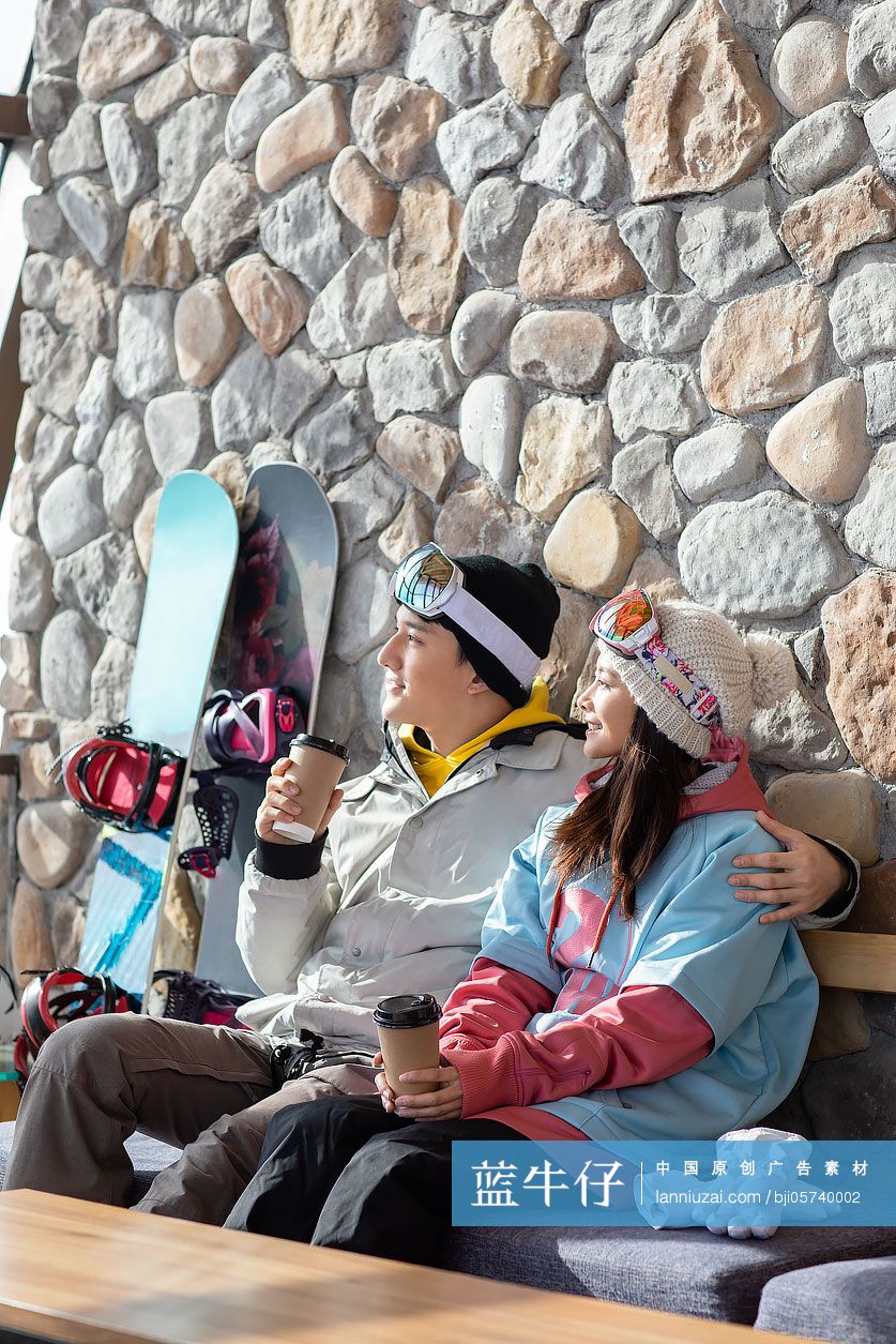 快乐的年轻情侣一起喝咖啡