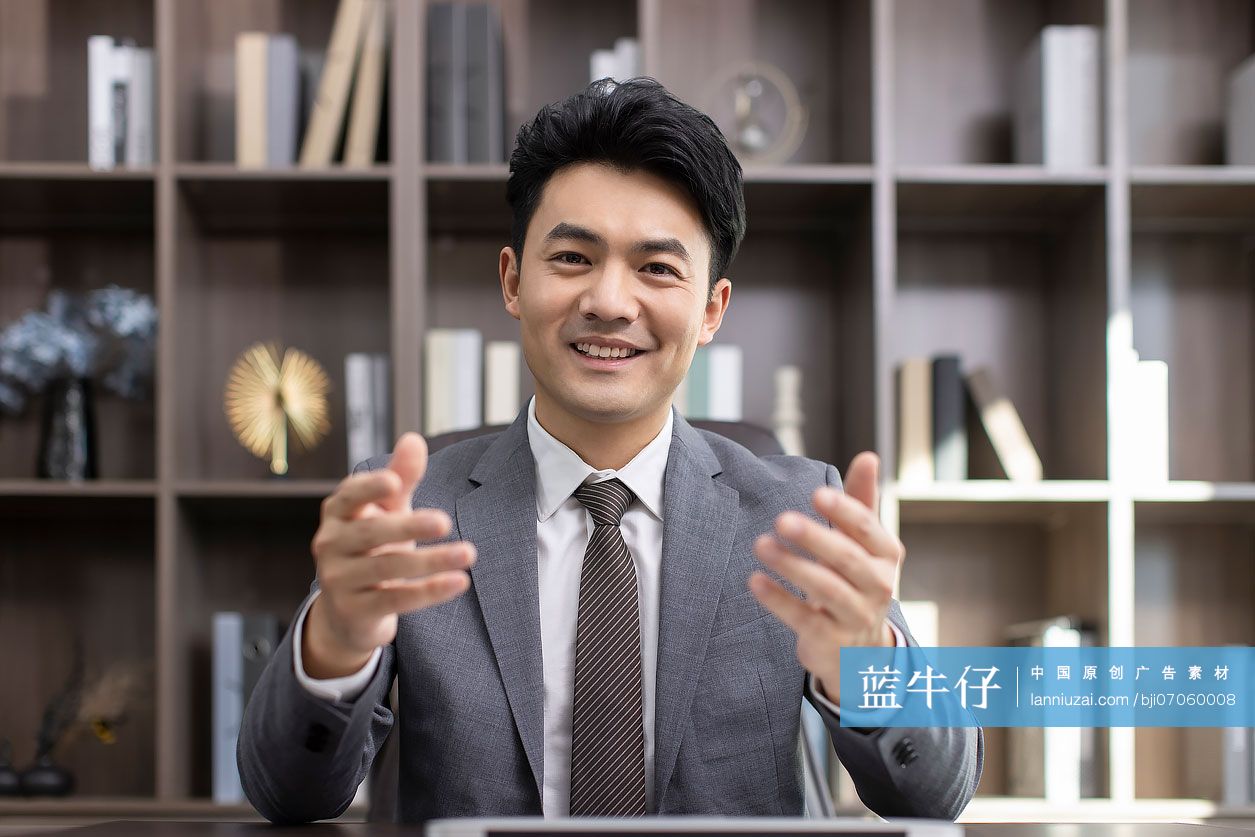 成功商务男子在办公室讲话