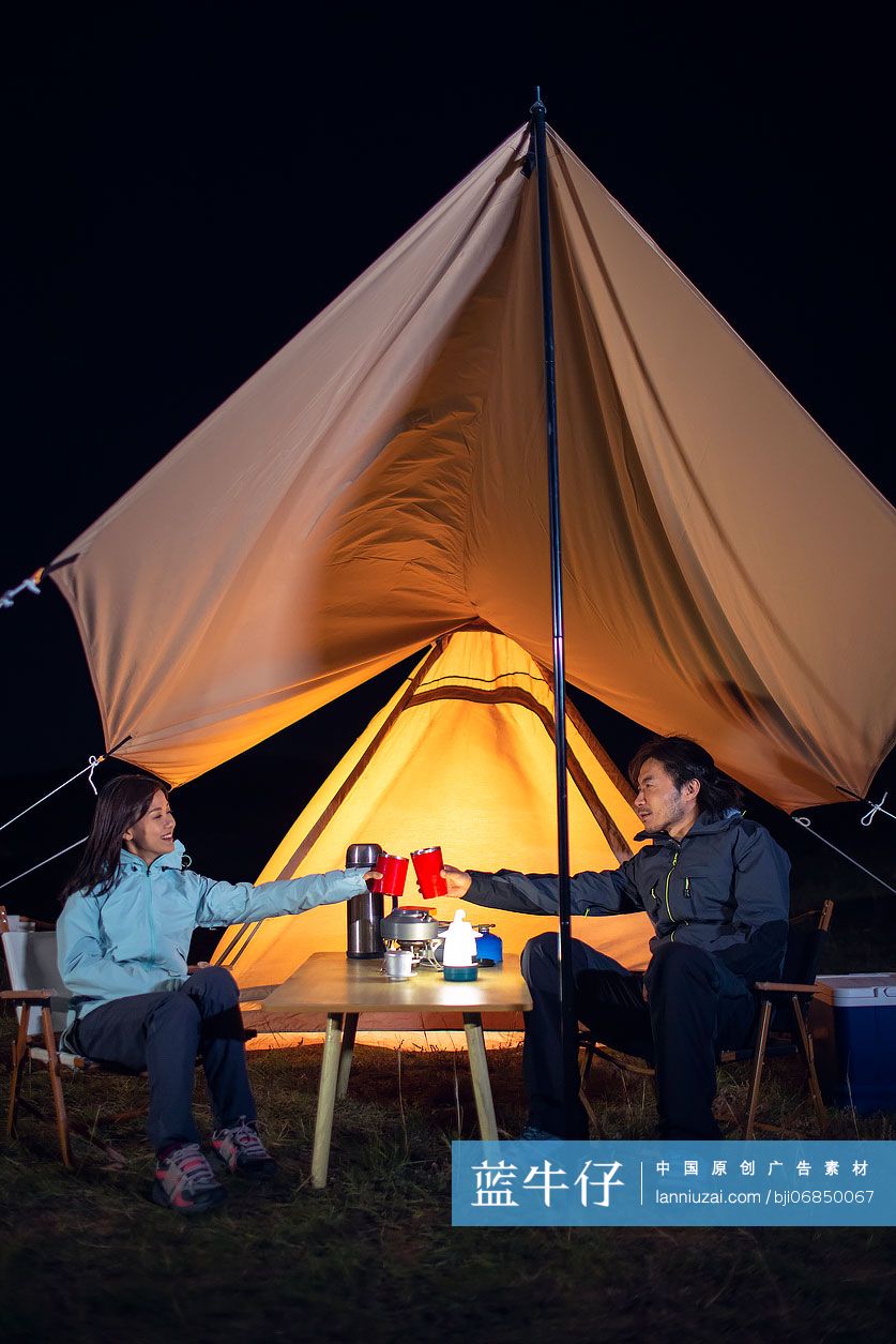快乐的情侣户外露营