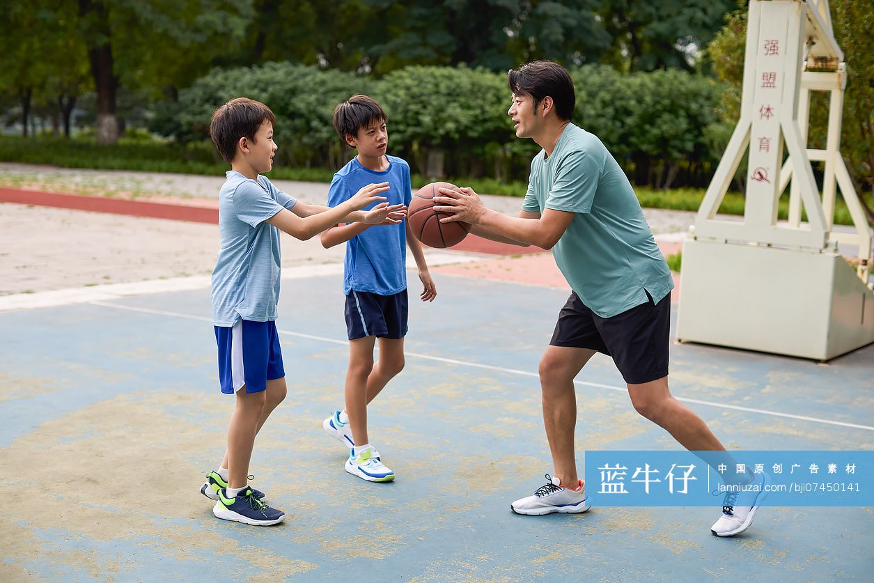 教练带孩子们打篮球