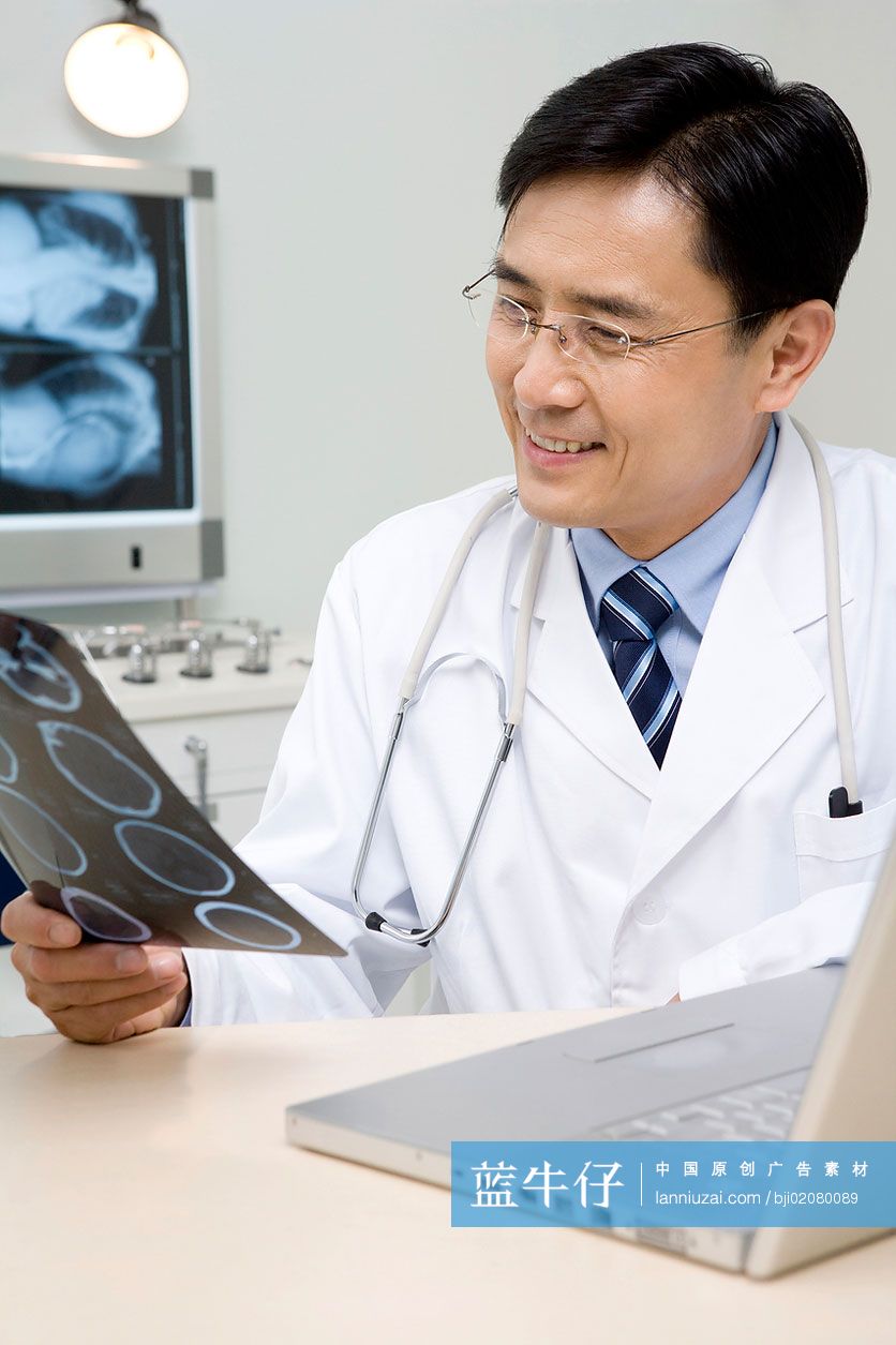 医生看片子研究病情