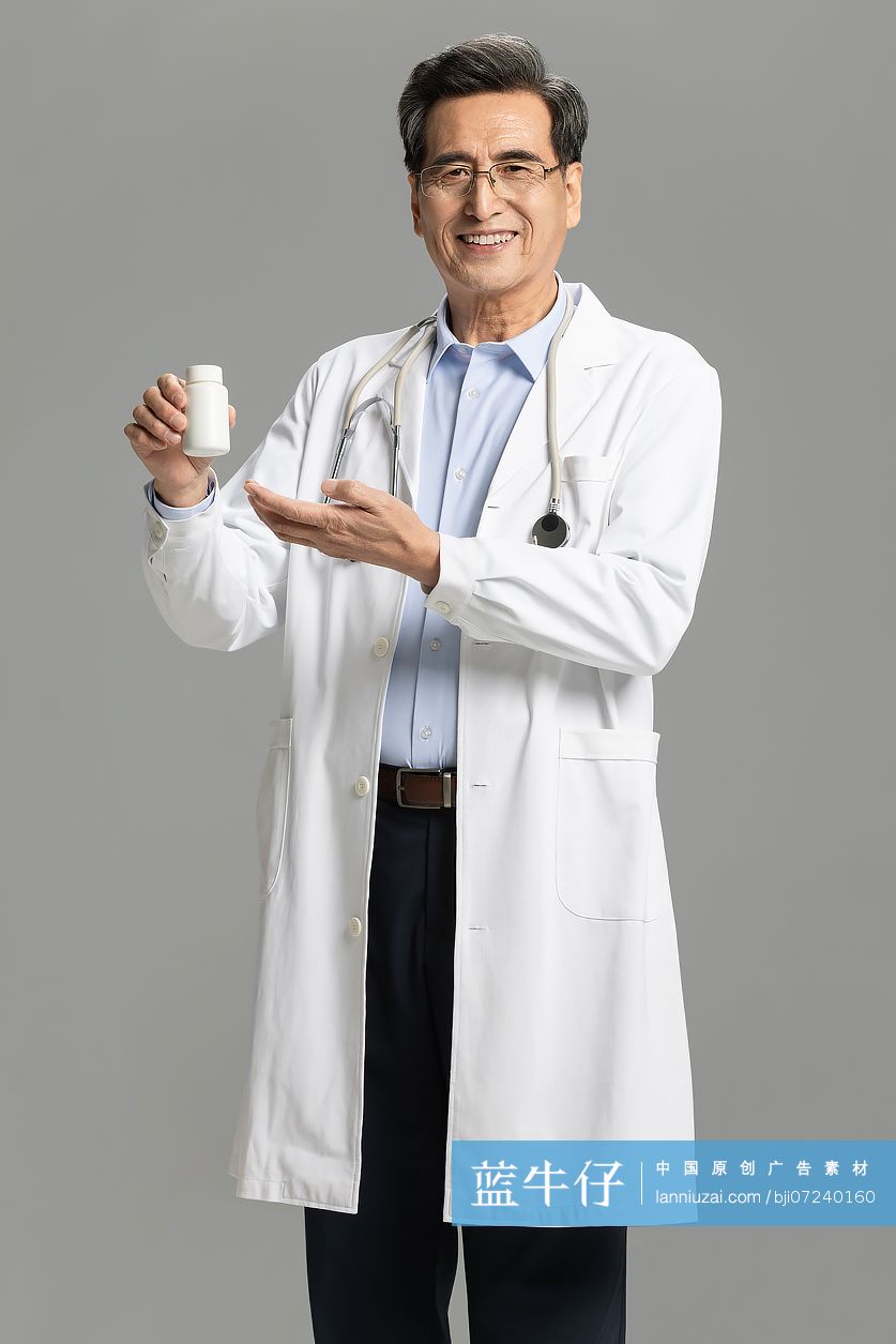 老医生展示药瓶