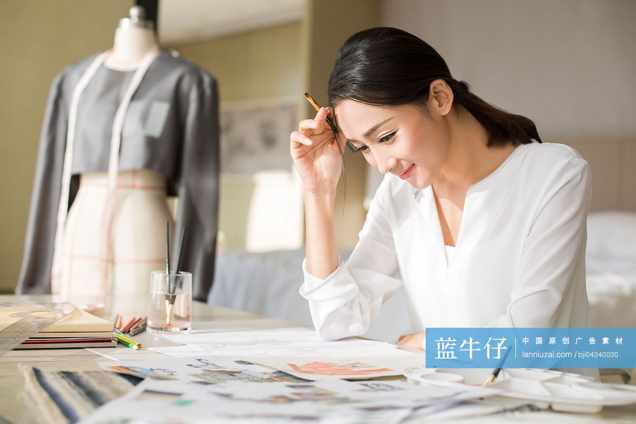 服装设计师画草图