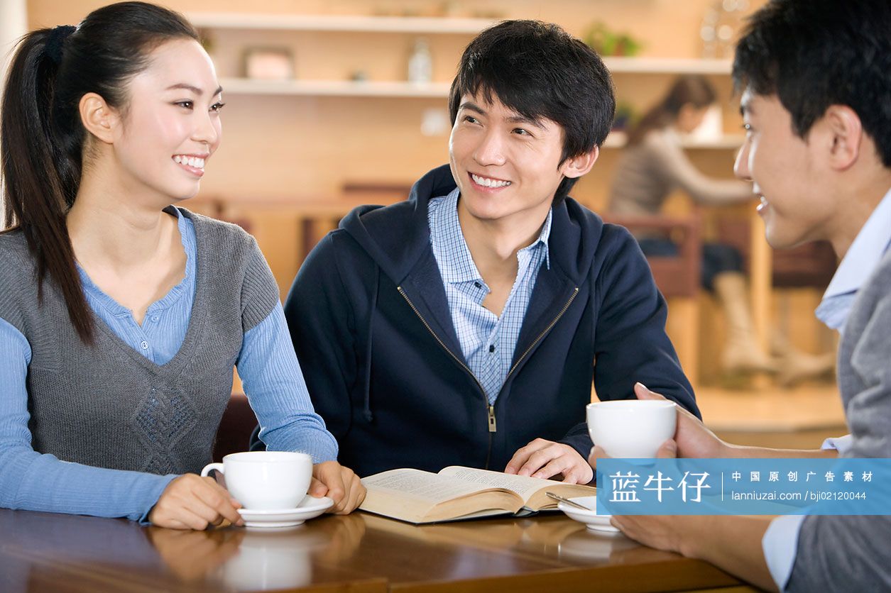 青年男女在书吧喝咖啡聊天