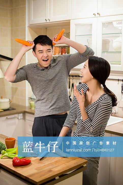 年轻情侣在厨房做饭