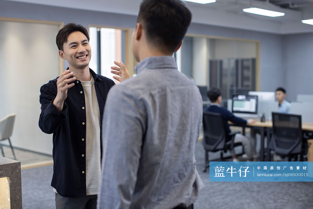 年轻商务人士在办公室打招呼