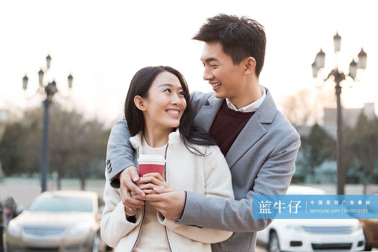 开心的年轻情侣周末约会