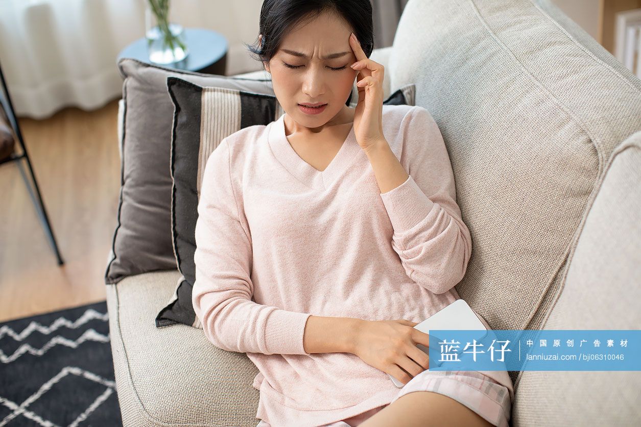 年轻女士头疼