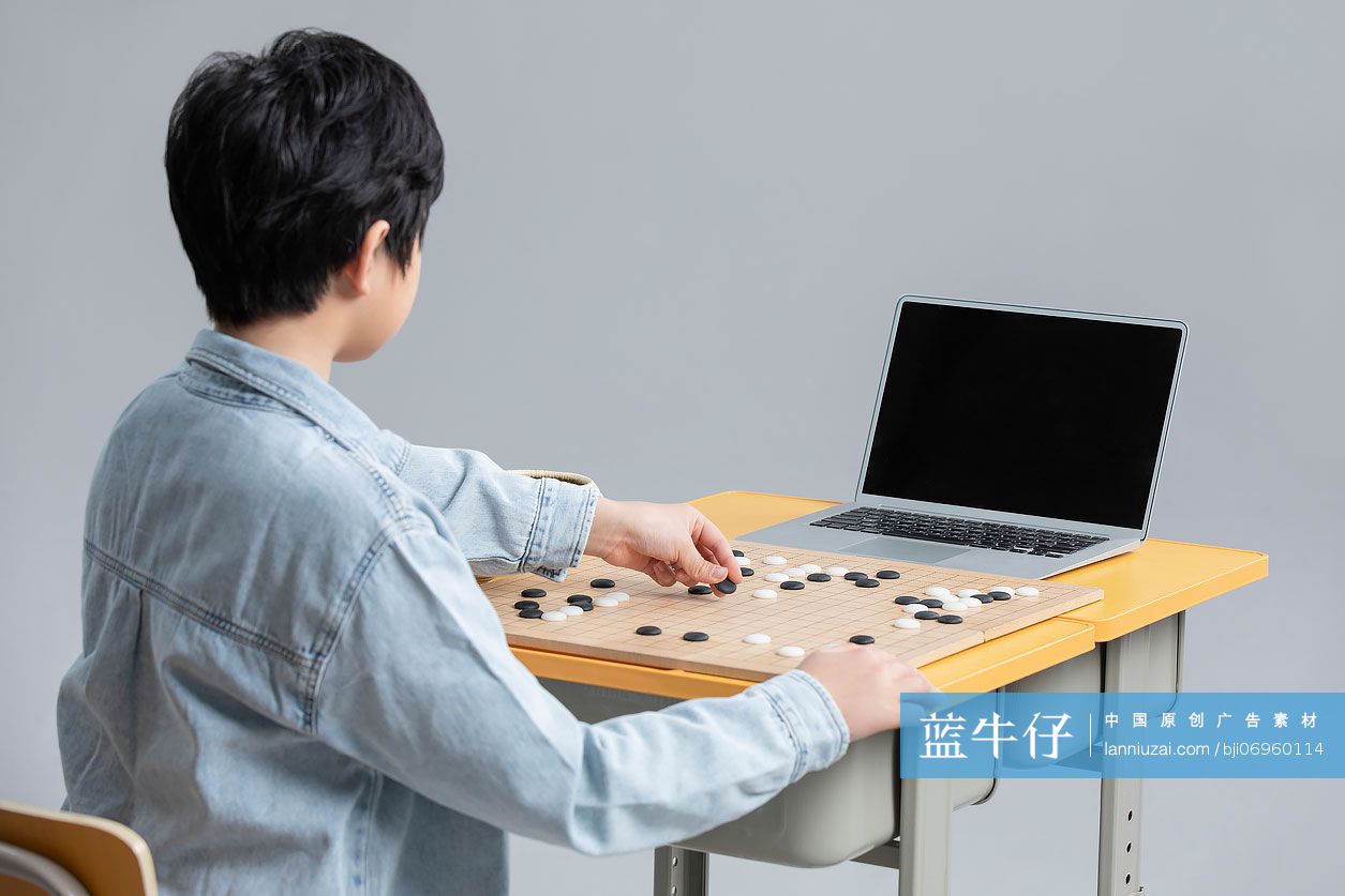 男孩上网课学习下围棋