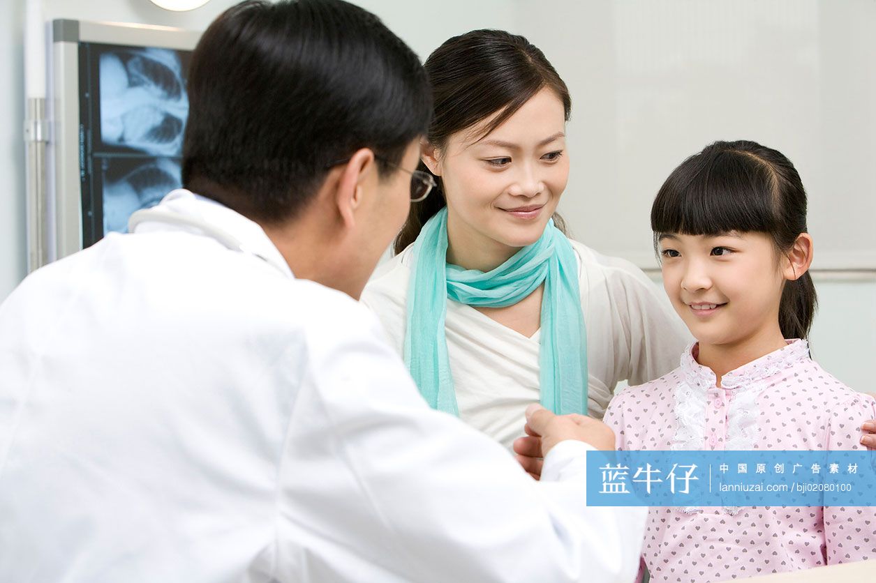 医生和病人交谈