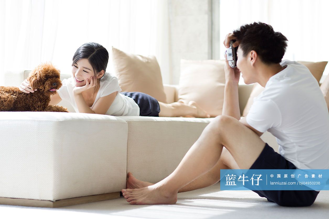 年轻情侣在家拍照-蓝牛仔影像-中国原创广告影像素材