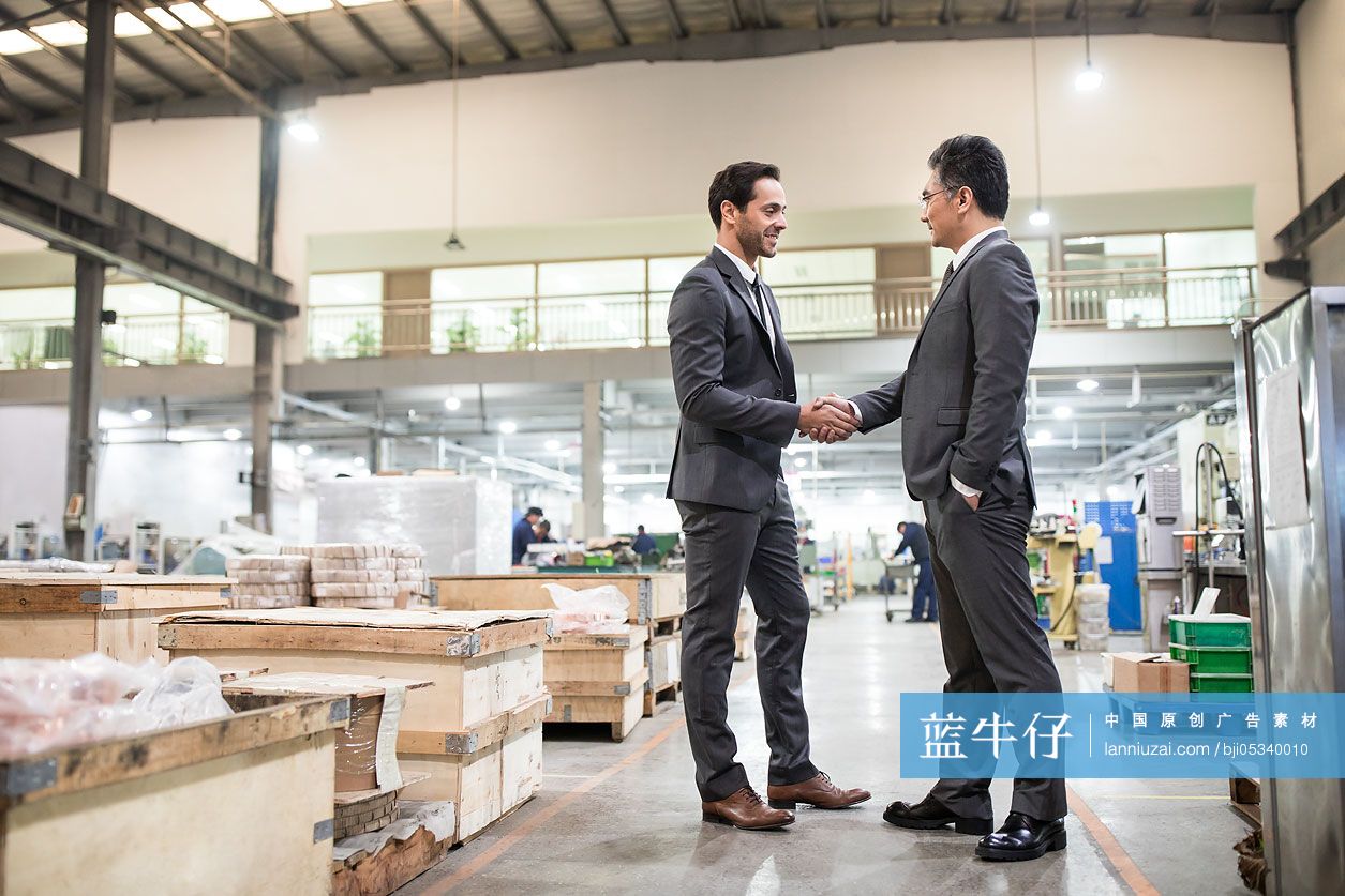 商务人士在工厂握手