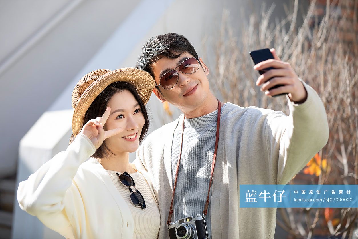 快乐的年轻夫妇用手机自拍