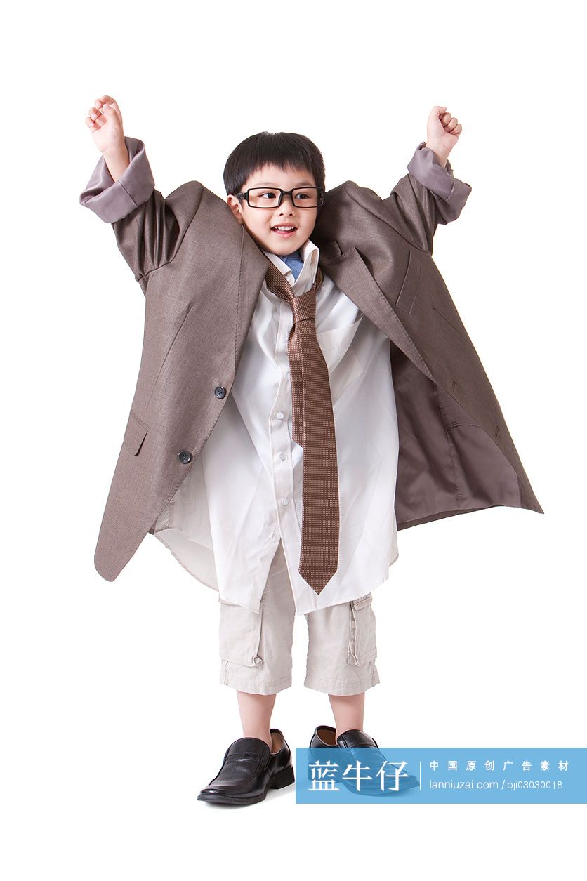 小男孩穿着大人的衣服