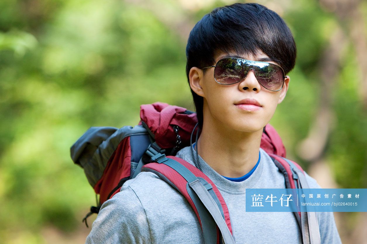 青年男性户外郊游