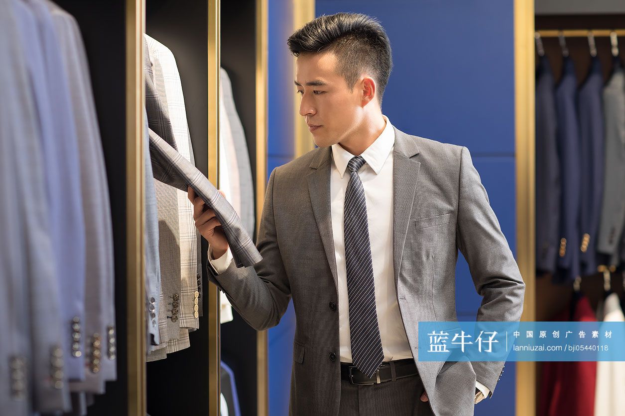 商务男士在服装店挑选西装
