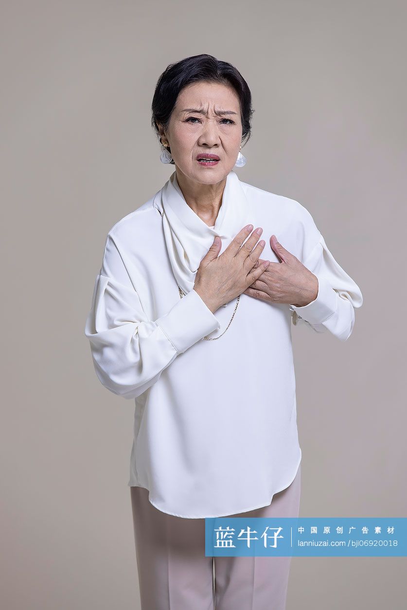 老年女子心脏病发作