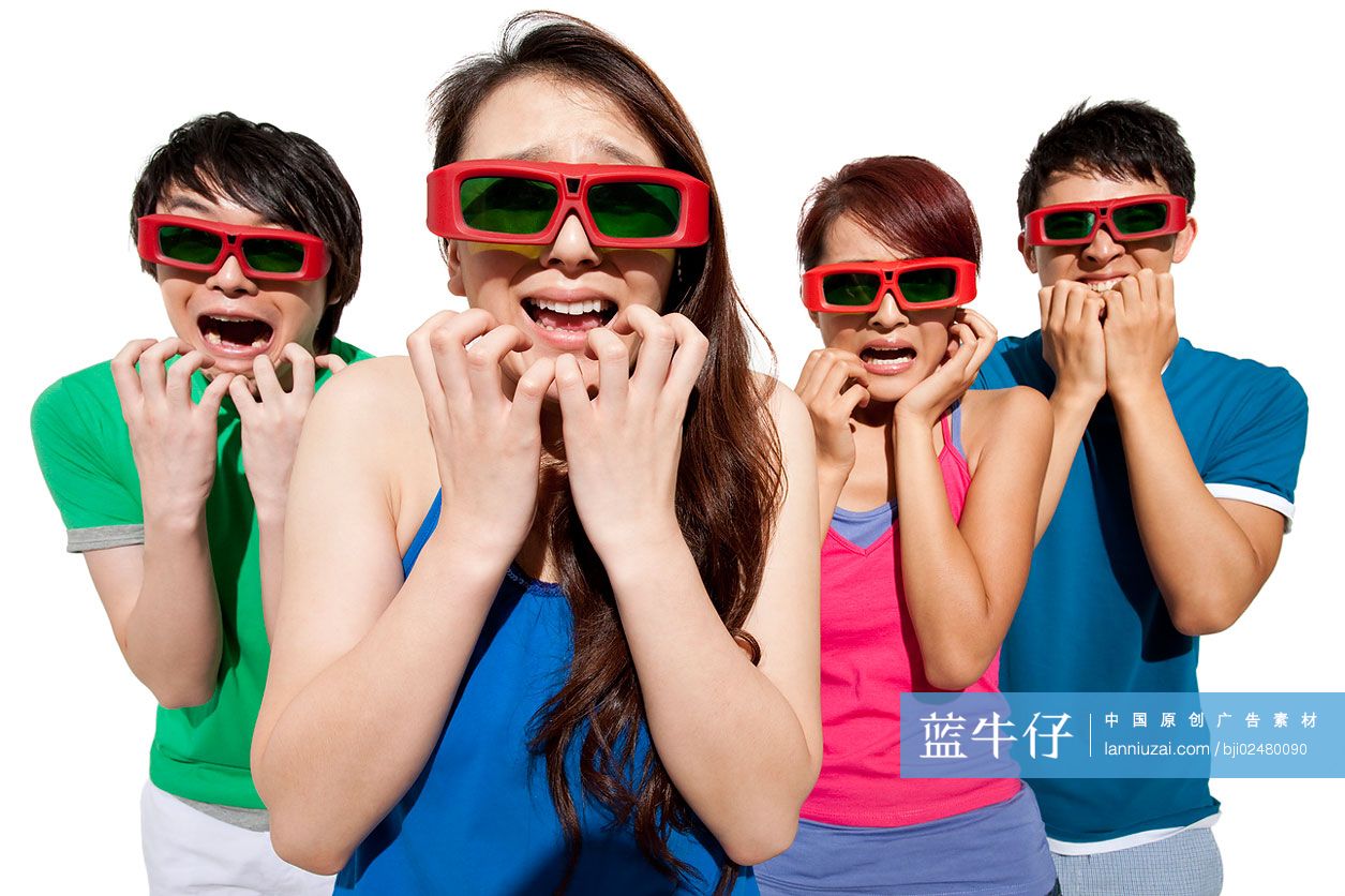 青年男女看3D电影