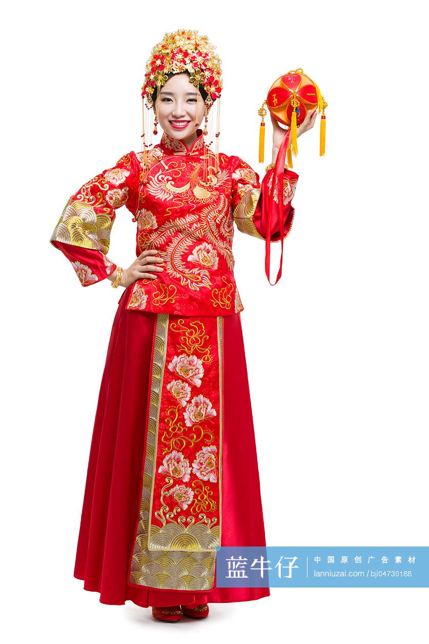 穿中式古装结婚礼服的新娘拿着绣球