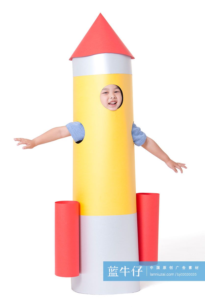 小男孩和玩具火箭