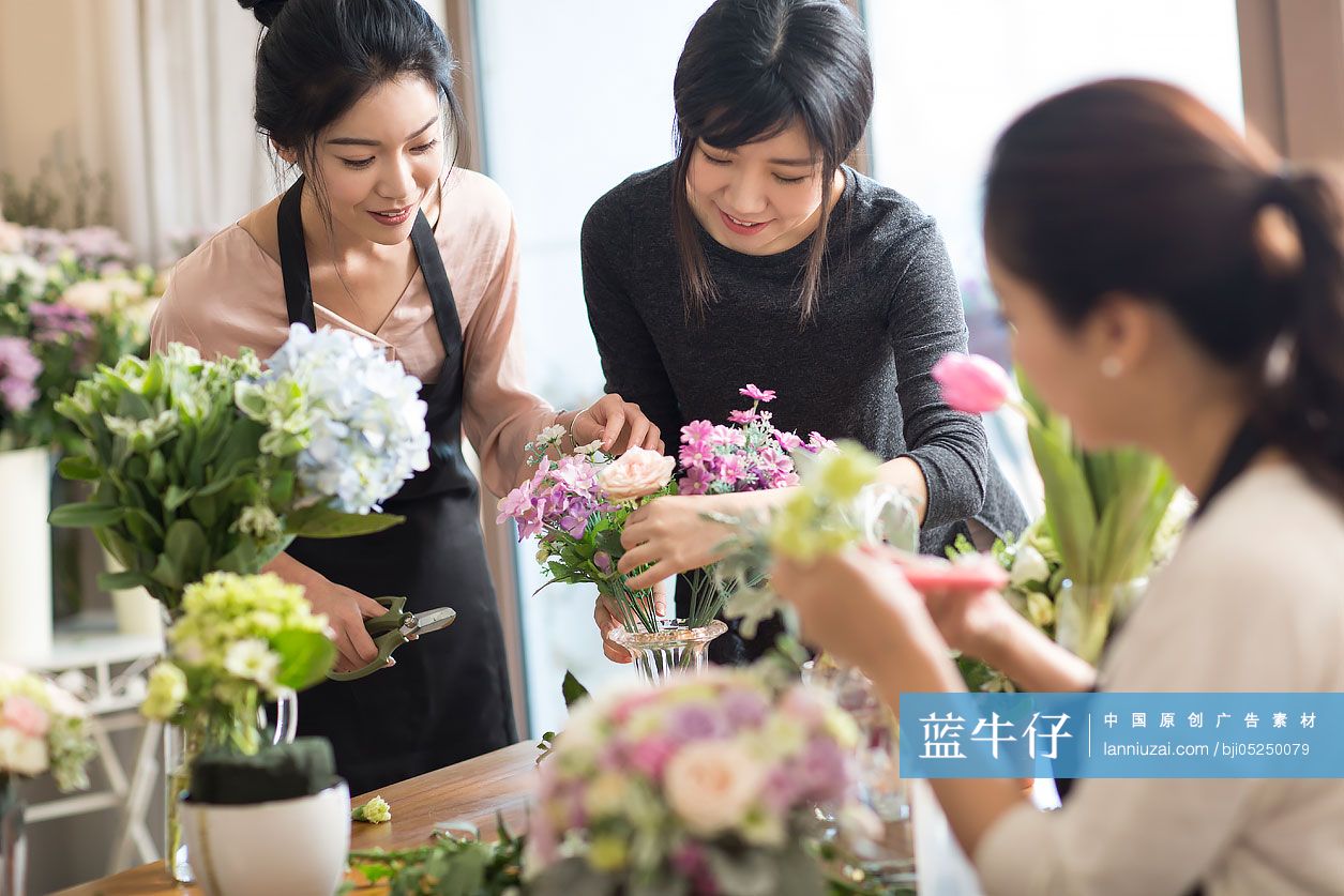 闺蜜一起参加插花艺术沙龙
