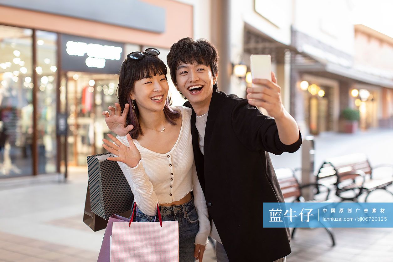 快乐的年轻情侣用手机自拍