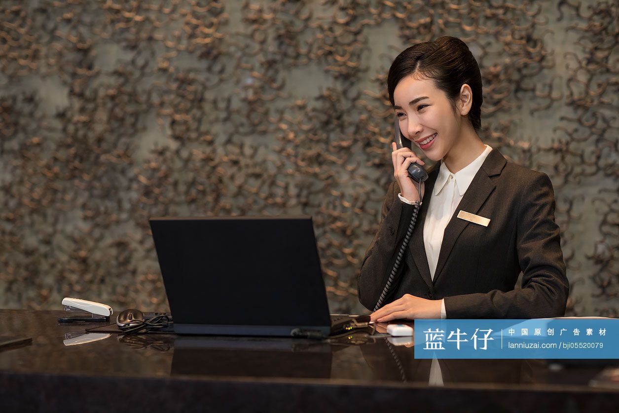 酒店前台服务员打电话