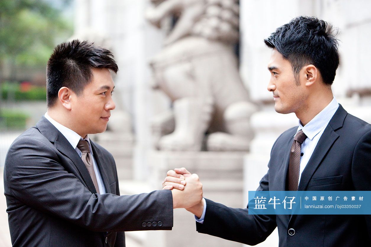自信商务人士握手合作