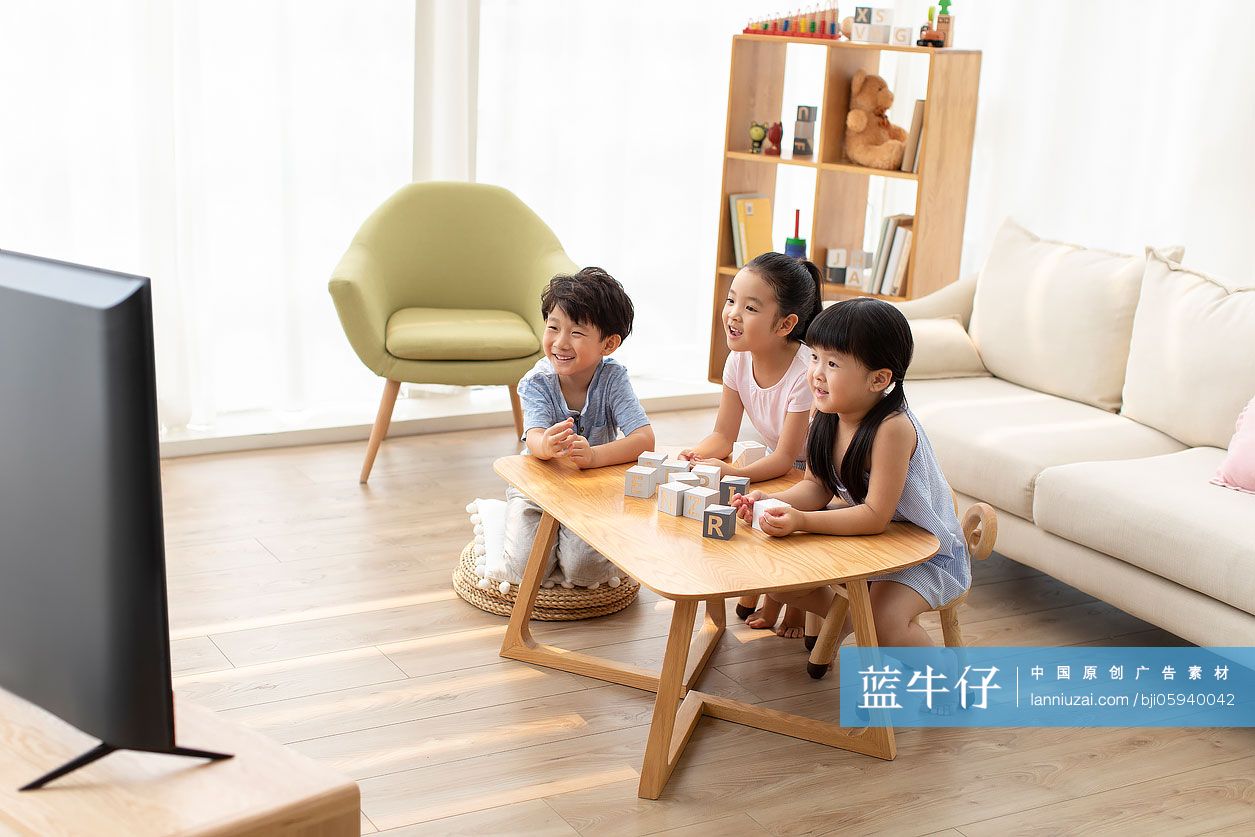 三个小朋友在客厅看电视